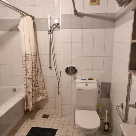 In 2 Bedrooms - 3 Beds, Airport Nearby Apartman