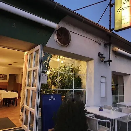 Apartamento 2 Bedroom Near Vienna Airport, Train To Vienna Fischamend