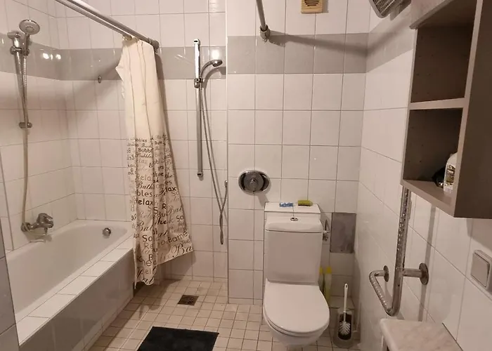 In 2 Bedrooms - 3 Beds, Airport Nearby 公寓