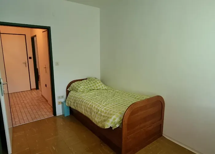 In 2 Bedrooms - 3 Beds, Airport Nearby * 菲施蒙德多夫